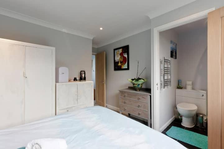 Stayinwoking At 30 Woodlands Horsell Экстерьер фото
