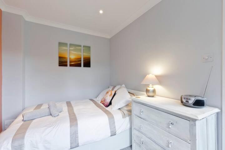 Stayinwoking At 30 Woodlands Horsell Экстерьер фото