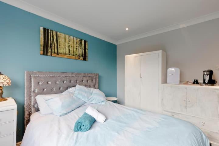 Stayinwoking At 30 Woodlands Horsell Экстерьер фото