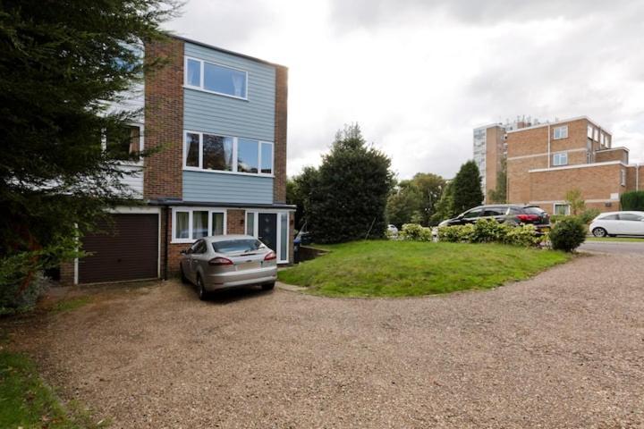 Stayinwoking At 30 Woodlands Horsell Экстерьер фото