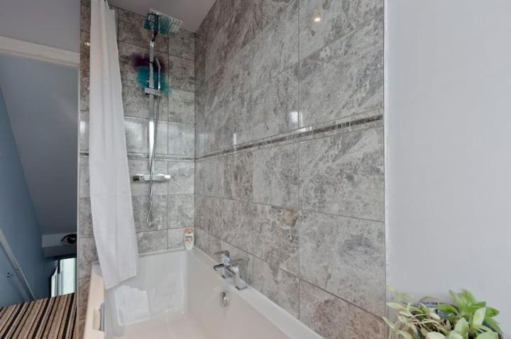 Stayinwoking At 30 Woodlands Horsell Экстерьер фото
