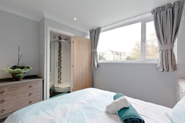 Stayinwoking At 30 Woodlands Horsell Экстерьер фото