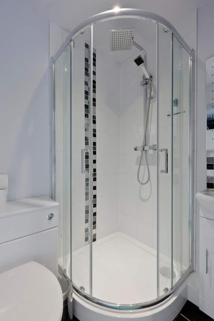 Stayinwoking At 30 Woodlands Horsell Экстерьер фото